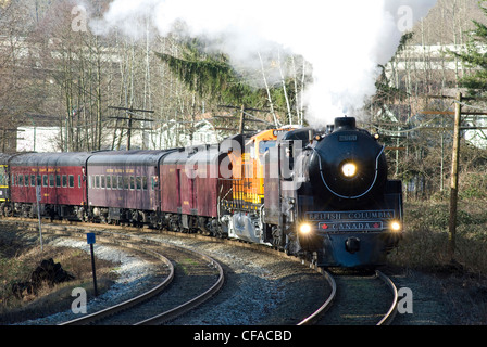 Il Royal Hudson, 2860 rotoli attraverso Burnaby, British Columbia, Canada. Foto Stock