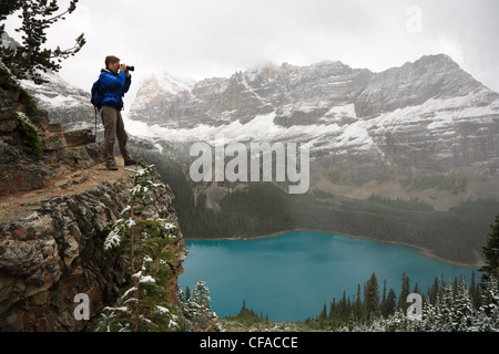 Uomo maturo trekking lungo le battute Huber Wiwaxy Foto Stock