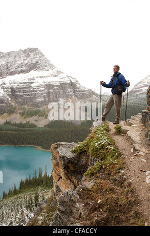 Uomo maturo trekking lungo le battute Huber Wiwaxy Foto Stock