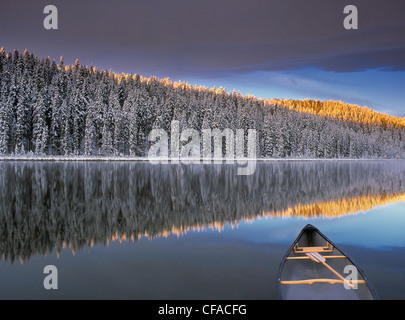 Canoa sul lago Winchell dopo la prima nevicata, Alberta, Canada. Foto Stock