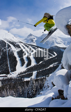 Un maschio di sciatore le catture di alcuni aria nella Sunshine Village Backcountry, Banff, AB Foto Stock