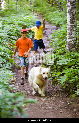 Due giovani fratelli escursione lungo il sentiero di Bruce a testa di leone, Ontario, Canada. Foto Stock