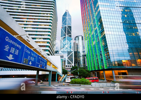 Skyline di Hong Kong al crepuscolo, centrale degli affari e il quartiere finanziario, la Bank of China building, Isola di Hong Kong, Cina Foto Stock