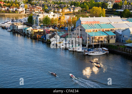 Le barche e le case galleggianti in False Creek lungo Granville Island, dal ponte di Granville, Vancouver, British Columbia, Canada. Foto Stock