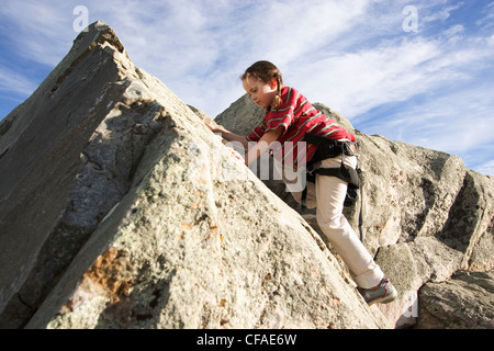 7 anno vecchia ragazza rock climbing, Canada. Foto Stock