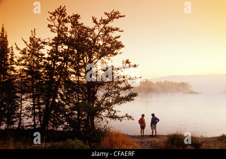 Gli escursionisti lungo il fiume Winnipeg, vicino Pinawa, Manitoba, Canada. Foto Stock