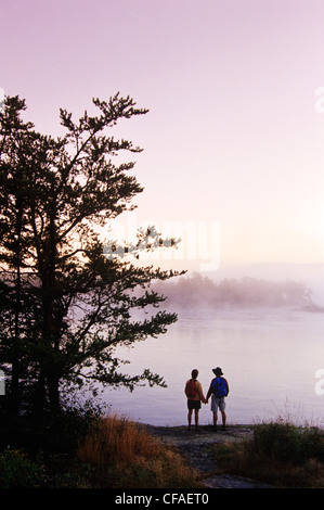 Giovane escursioni lungo il fiume Winnipeg, vicino Pinawa, Manitoba, Canada. Foto Stock