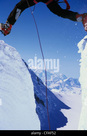 Jumping crepaccio con Mount Logan al di là, Yukon, Canada. Foto Stock