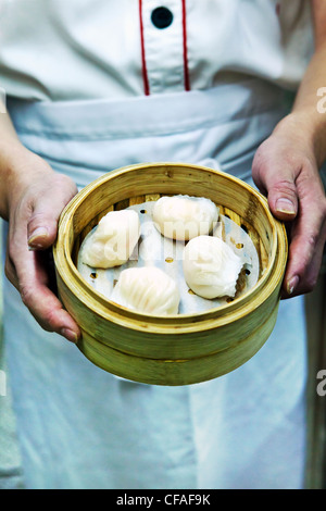 Dim Sum preparazione in un ristorante di cucina di Hong Kong, Cina Foto Stock