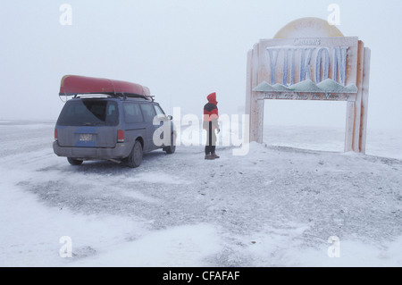 Viaggiatore con canoa sul Dempster Highway durante la tempesta di neve nel mese di settembre in Northwest Territories/Confine di Yukon, Canada. Foto Stock