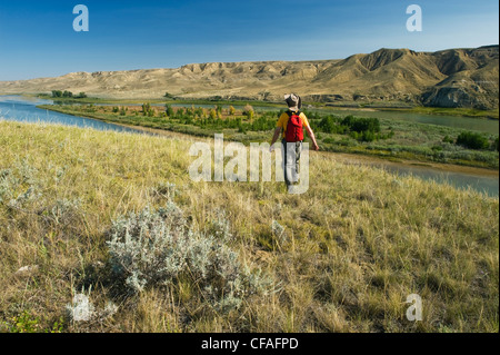 Escursionista lungo il sud del Fiume Saskatchewan vicino a Sandy Point Park a nord di Medicine Hat, Alberta, Canada. Foto Stock