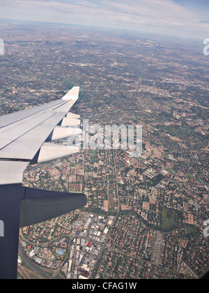 Ala di aeroplano su Johannesburg Foto Stock