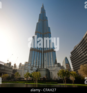 Una bassa angolazione del Burj Khalifa Tower visto dal punto di osservazione del Burj Khalifa Park (Dubai - Emirati Arabi Uniti). Foto Stock