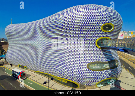 Bus fuori dal grande magazzino Selfridges in una corsia degli autobus Birmingham Bull Ring West Midlands England Regno Unito GB EU Europe Foto Stock