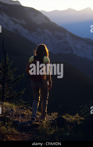 Donna di fermarsi per godersi la vista sul cuore di montagna, Alberta, Canada. Foto Stock