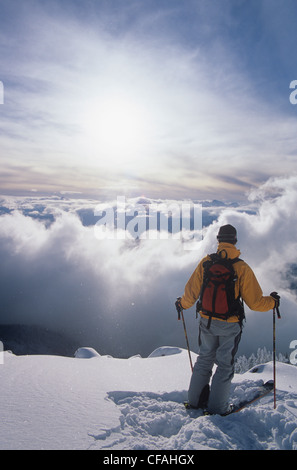 L'uomo sci di fondo sul Monte Mackenzie, Revelstoke, British Columbia, Canada. Foto Stock