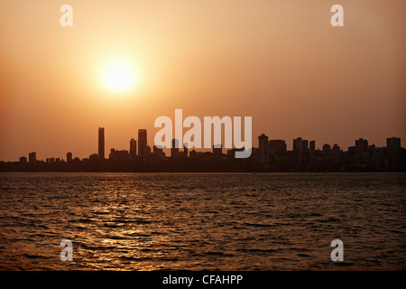 Silhouette di Urban Skyline sull'acqua Foto Stock