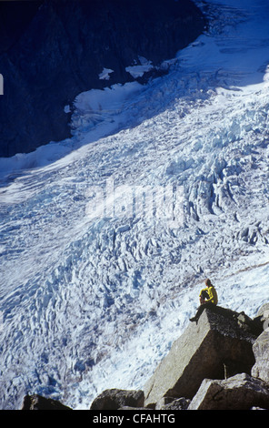 Godendo della vista di un ghiacciaio, Bugaboos, British Columbia, Canada. Foto Stock