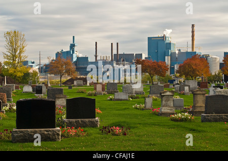 Cimitero di Fort Francesco con il mulino di carta in background, Ontario, Canada. Foto Stock