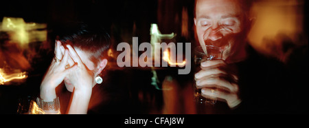 Panoramica / panorama foto di una coppia di mezza età in un ristorante di notte, Montreal, Quebec, Canada. Foto Stock