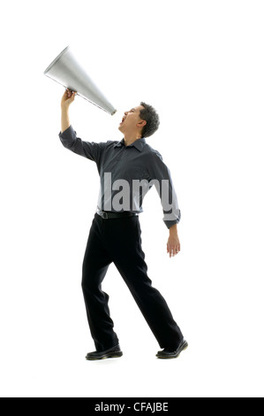 43 enne uomo asiatico gridando in un megafono, Montreal, Quebec, Canada. Foto Stock