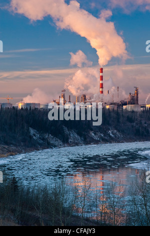 Raffineria di petrolio e a nord del Fiume Saskatchewan, Edmonton, Alberta, Canada. Foto Stock