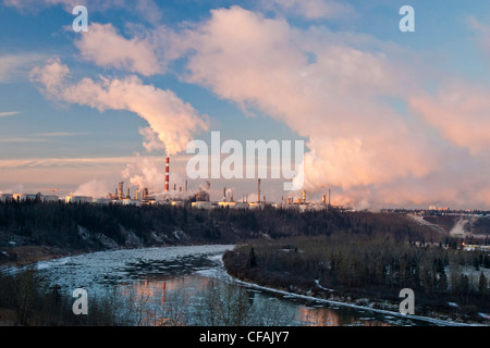 Raffineria di petrolio e a nord del Fiume Saskatchewan, Edmonton, Alberta, Canada. Foto Stock