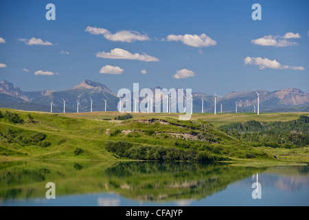 Di generazione di energia di mulini a vento in prossimità del rullo di estrazione Creek, Alberta, Canada. Foto Stock