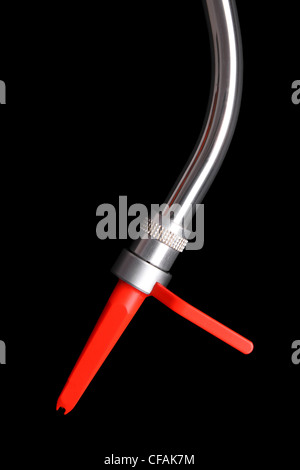 Professionale di alta classe di apparecchiature audio. Ago sferica per il graffio sulla curva di metallo tonearm isolato su nero Foto Stock