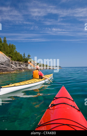 Fare kayak in Georgian Bay lungo la scarpata del Niagara vicino a Tobermory, Bruce Penninsula, Ontario, Canada. Foto Stock