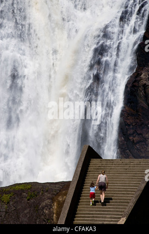 Giovane madre e figlia a Montmorency Falls, Québec, Canada. Foto Stock