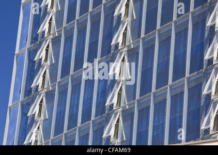 Righe aprire windows ManitobHydro ufficio torre Foto Stock