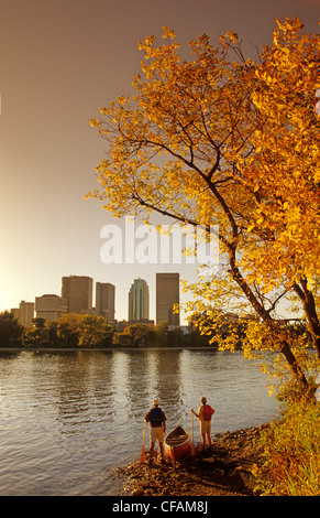 Canoisti lungo il Red River, Winnipeg, Manitoba, Canada Foto Stock