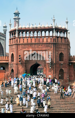 Le persone che lasciano la Jama Masjid (Moschea del Venerdì) dopo la preghiera del venerdì, la Vecchia Delhi, Delhi, India Foto Stock