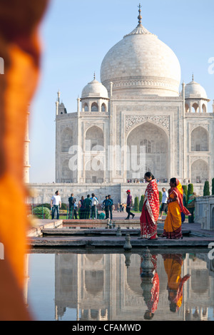 Taj Mahal, Sito Patrimonio Mondiale dell'UNESCO, le donne in sari colorati, Agra, nello stato di Uttar Pradesh, India, Asia Foto Stock