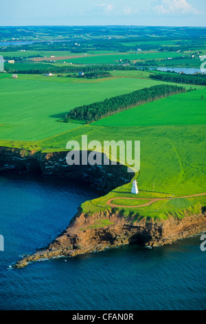 Vista aerea del capo Tryon Faro e terreni agricoli sulla costa di Prince Edward Island, Canada. Foto Stock