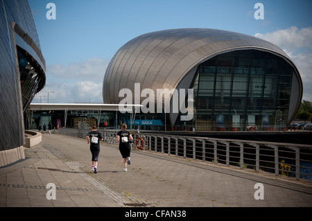 Glasgow gara ratto concorrenti lungo il lato del centro scientifico e i max Foto Stock