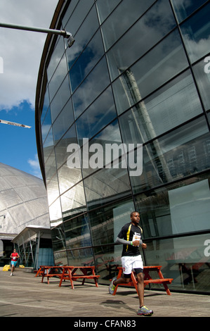 Glasgow gara ratto concorrenti lungo il lato del centro scientifico e i max Foto Stock