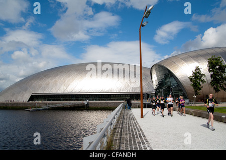Glasgow gara ratto concorrenti lungo il lato del centro scientifico e i max Foto Stock