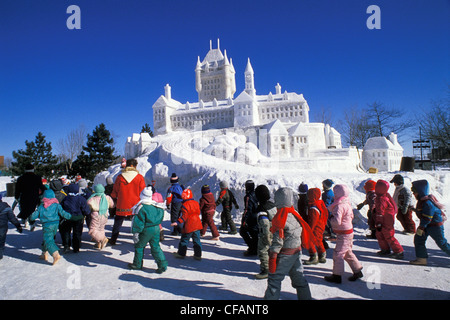 I bambini in cerca di neve Winterlude scultura Foto Stock