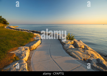 Percorso di pietra lungo la riva del lago Ontario presso sunrise, Niagara sul Lago Ontario, Canada Foto Stock