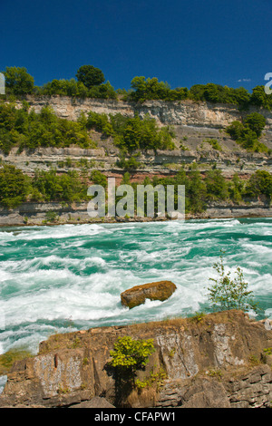 Il fiume Niagara come si vede dalla Camminata Bianca dell'acqua boardwalk trail, Niagara Falls, Ontario, Canada Foto Stock