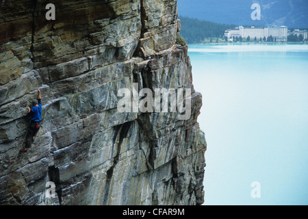 Un scalatore che conduce una salita chiamato il Sig. Roger's 11c presso il Lago Louise, il Parco Nazionale di Banff, Alberta, Canada Foto Stock