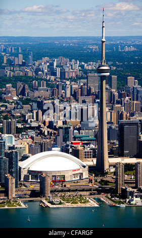 La CN Tower e il Rogers Centre nel centro cittadino di Toronto, Ontario, Canada Foto Stock