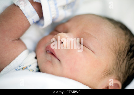 Close-up di pochi minuti il vecchio baby boy, Chateauguay, Quebec, Canada Foto Stock