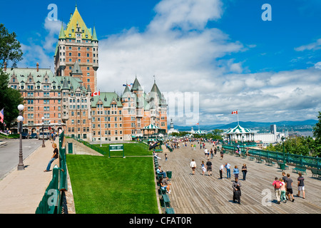 Chateau Frontenac e Dufferin Terrace su un bel pomeriggio di estate, Old Quebec City, Quebec, Canada Foto Stock