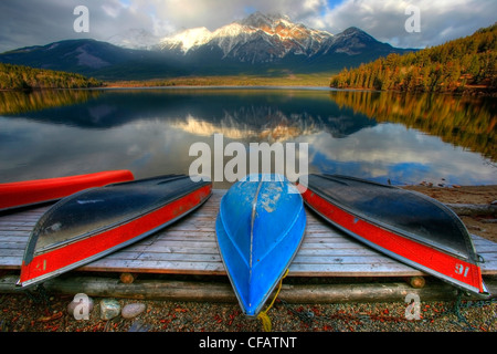 Spiaggiata canoe sul dock, Lago Piramide, il Parco Nazionale di Jasper, Alberta, Canada Foto Stock