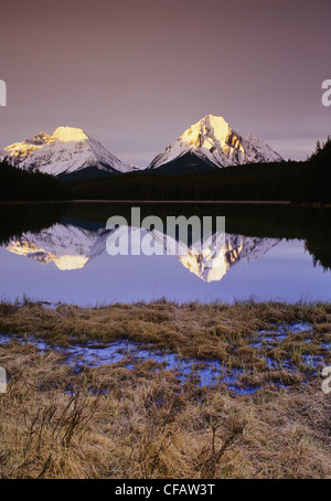 Picco di idromassaggio e Mt. Fryatt dal lago di liscivia, Jasper National Park, Alberta, Canada Foto Stock