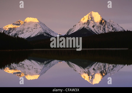 Picco di idromassaggio e Mt. Fryatt dal lago di liscivia, Jasper National Park, Alberta, Canada Foto Stock