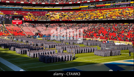 LANDOVER, MARYLAND, Stati Uniti d'America - STATI UNITI Cadetti dell'esercito da West Point marzo sul campo prima di marina militare dell esercito del gioco del calcio al campo di Fedex. Foto Stock